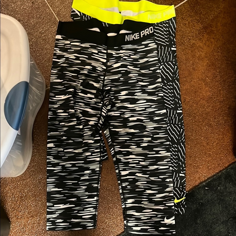 Nike Black and White Leggings with Abstract Pattern